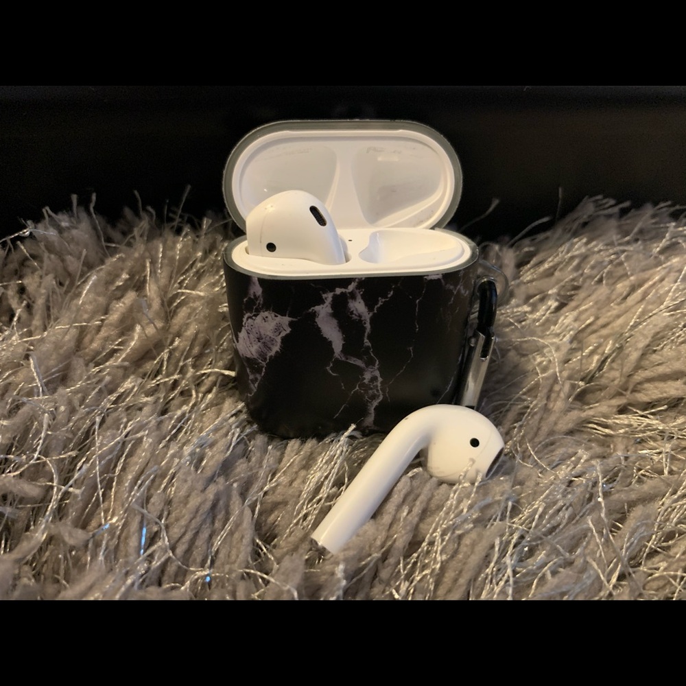 uCOLOR AirPods Black Marble Pattern Silicone Case